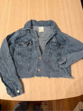Cropped Light Blue Denim Jacket with Frayed Hem